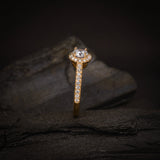 Anillo de compromiso con diamante de laboratorio central de .50ct corte brillante con certificado IGI y 33 diamantes naturales laterales elaborado en oro amarillo de 14k