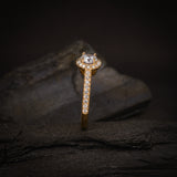 Anillo de compromiso con moissanita de .50ct corte brillante con certificado GRA y 33 diamantes naturales laterales elaborado en oro amarillo de 14k