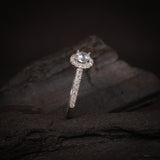 Anillo de compromiso con moissanita de .50ct corte brillante con certificado GRA y 33 diamantes naturales laterales elaborado en oro blanco de 14k