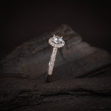 Anillo de compromiso con diamante de laboratorio central de .50ct corte brillante con certificado IGI y 33 diamantes naturales laterales elaborado en oro blanco de 14k