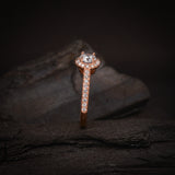 Anillo de compromiso con diamante natural central de .50ct corte brillante con certificado IGI y 33 diamantes naturales laterales elaborado en oro rosa de 14k