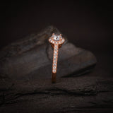 Anillo de compromiso con diamante de laboratorio central de .50ct corte brillante con certificado IGI y 33 diamantes naturales laterales elaborado en oro rosa de 14k