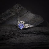 Anillo de compromiso con tanzanita natural central corte corazón, 6 tanzanitas y 2 diamantes naturales laterales elaborado en oro blanco de 14k