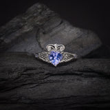 Anillo de compromiso con tanzanita natural central corte corazón, 6 tanzanitas y 2 diamantes naturales laterales elaborado en oro blanco de 14k