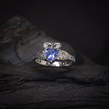 Anillo de compromiso con tanzanita natural central corte corazón, 6 tanzanitas y 2 diamantes naturales laterales elaborado en oro blanco de 14k