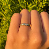 Argolla de matrimonio confort sólida de 3mm con incrustación de .05ct de diamantes naturales elaborada en oro amarillo de 18k