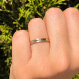 Par de argollas de matrimonio de 3mm macizas con incrustación de diamante natural de .01ct elaboradas en oro de 18k