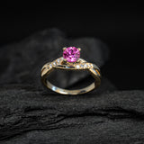 Anillo de compromiso con zafiro rosa natural de .50ct y 8 diamantes naturales elaborado oro amarillo de 14k