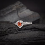 Anillo de compromiso con zafiro naranja natural corte corazón y 34 diamantes naturales laterales elaborado en oro blanco de 14k