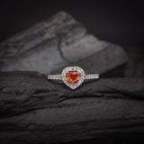 Anillo de compromiso con zafiro naranja natural corte corazón y 34 diamantes naturales laterales elaborado en oro blanco de 14k