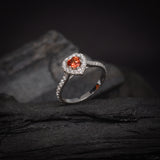 Anillo de compromiso con zafiro naranja natural corte corazón y 34 diamantes naturales laterales elaborado en oro blanco de 14k