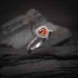 Anillo de compromiso con zafiro naranja natural corte corazón y 34 diamantes naturales laterales elaborado en oro blanco de 14k