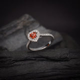 Anillo de compromiso con zafiro naranja natural corte corazón y 34 diamantes naturales laterales elaborado en oro blanco de 14k