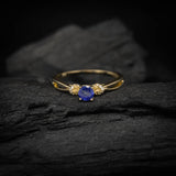 Anillo de compromiso con zafiro natural corte brillante y 16 diamantes naturales laterales elaborado en oro amarillo de 14k