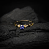 Anillo de compromiso con zafiro natural corte brillante y 16 diamantes naturales laterales elaborado en oro amarillo de 14k