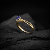 Anillo de compromiso con zafiro natural corte brillante y 16 diamantes naturales laterales elaborado en oro amarillo de 14k