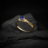 Anillo de compromiso con zafiro natural corte brillante y 16 diamantes naturales laterales elaborado en oro amarillo de 14k