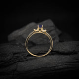 Anillo de compromiso con zafiro natural corte brillante y 16 diamantes naturales laterales elaborado en oro amarillo de 14k