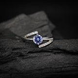 Anillo de compromiso con tanzanita natural AAAA corte brillante y 12 cristales laterales elaborado en oro blanco de 14k