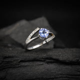 Anillo de compromiso con tanzanita natural AAAA corte brillante y 12 cristales laterales elaborado en oro blanco de 14k