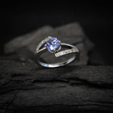 Anillo de compromiso con tanzanita natural AAAA corte brillante y 12 cristales laterales elaborado en oro blanco de 14k