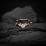 Anillo de compromiso con esmeralda natural corte brillante y 16 diamantes naturales laterales elaborado en oro rosa de 14k