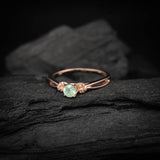 Anillo de compromiso con esmeralda natural corte brillante y 16 diamantes naturales laterales elaborado en oro rosa de 14k