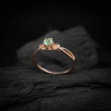 Anillo de compromiso con esmeralda natural corte brillante y 16 diamantes naturales laterales elaborado en oro rosa de 14k