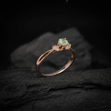 Anillo de compromiso con esmeralda natural corte brillante y 16 diamantes naturales laterales elaborado en oro rosa de 14k