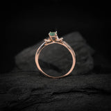 Anillo de compromiso con esmeralda natural corte brillante y 16 diamantes naturales laterales elaborado en oro rosa de 14k
