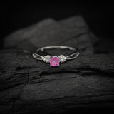Anillo de compromiso con zafiro rosa natural corte brillante y 16 diamantes naturales laterales elaborado en oro blanco de 14k