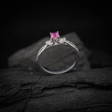 Anillo de compromiso con zafiro rosa natural corte brillante y 16 diamantes naturales laterales elaborado en oro blanco de 14k