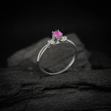 Anillo de compromiso con zafiro rosa natural corte brillante y 16 diamantes naturales laterales elaborado en oro blanco de 14k