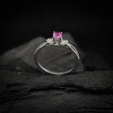 Anillo de compromiso con zafiro rosa natural corte brillante y 16 diamantes naturales laterales elaborado en oro blanco de 14k
