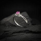 Anillo de compromiso con zafiro rosa natural corte brillante y 16 diamantes naturales laterales elaborado en oro blanco de 14k