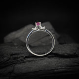 Anillo de compromiso con zafiro rosa natural corte brillante y 16 diamantes naturales laterales elaborado en oro blanco de 14k