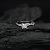 Anillo de compromiso con moissanita de .60ct corte princesa con certificado GRA y 18 diamantes naturales laterales elaborado en oro blanco de 14k