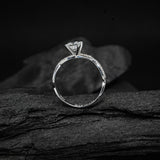 Anillo de compromiso con moissanita de .60ct corte princesa con certificado GRA y 18 diamantes naturales laterales elaborado en oro blanco de 14k