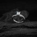 Anillo de compromiso con moissanita de .60ct corte princesa con certificado GRA y 18 diamantes naturales laterales elaborado en oro blanco de 14k