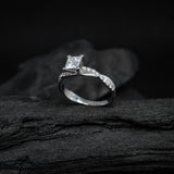 Anillo de compromiso con moissanita de .60ct corte princesa con certificado GRA y 18 diamantes naturales laterales elaborado en oro blanco de 14k