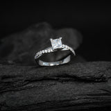 Anillo de compromiso con moissanita de .60ct corte princesa con certificado GRA y 18 diamantes naturales laterales elaborado en oro blanco de 14k