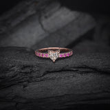 Anillo de compromiso con diamante natural central de .30ct corte corazón con certificación GIA y 10 zafiros rosas naturales laterales elaborado en oro rosa 14k