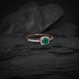 Anillo de compromiso con esmeralda natural de .50ct corte brillante y 32 diamantes naturales laterales elaborado en oro rosa de 14k