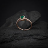 Anillo de compromiso con esmeralda natural de .50ct corte brillante y 32 diamantes naturales laterales elaborado en oro rosa de 14k