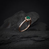 Anillo de compromiso con esmeralda natural de .50ct corte brillante y 32 diamantes naturales laterales elaborado en oro rosa de 14k