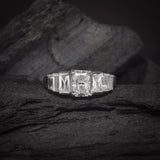 Anillo de compromiso con diamante de laboratorio de 1.0ct corte radiante con certificado IGI y 6 diamantes de laboratorio laterales elaborado en oro blanco de 14k