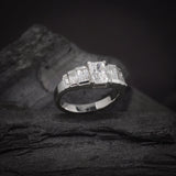 Anillo de compromiso con diamante de laboratorio de 1.0ct corte radiante con certificado IGI y 6 diamantes de laboratorio laterales elaborado en oro blanco de 14k