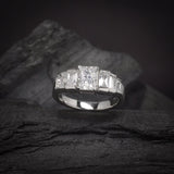 Anillo de compromiso con diamante de laboratorio de 1.0ct corte radiante con certificado IGI y 6 diamantes de laboratorio laterales elaborado en oro blanco de 14k