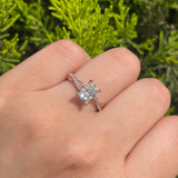 Anillo de compromiso con moissanita de 1.0ct corte radiante con certificado GRA y 18 diamantes naturales laterales elaborado en oro rosa de 14k