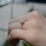 Anillo de compromiso con moissanita de .50ct corte corazón con certificado GRA y 34 diamantes naturales laterales elaborado en oro amarillo de 14k